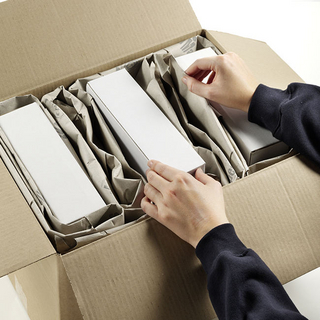 Umweltfreundliches Füllen und Polstern von Versandkartons Umweltfreundliches Füllen und Polstern von Versandkartons